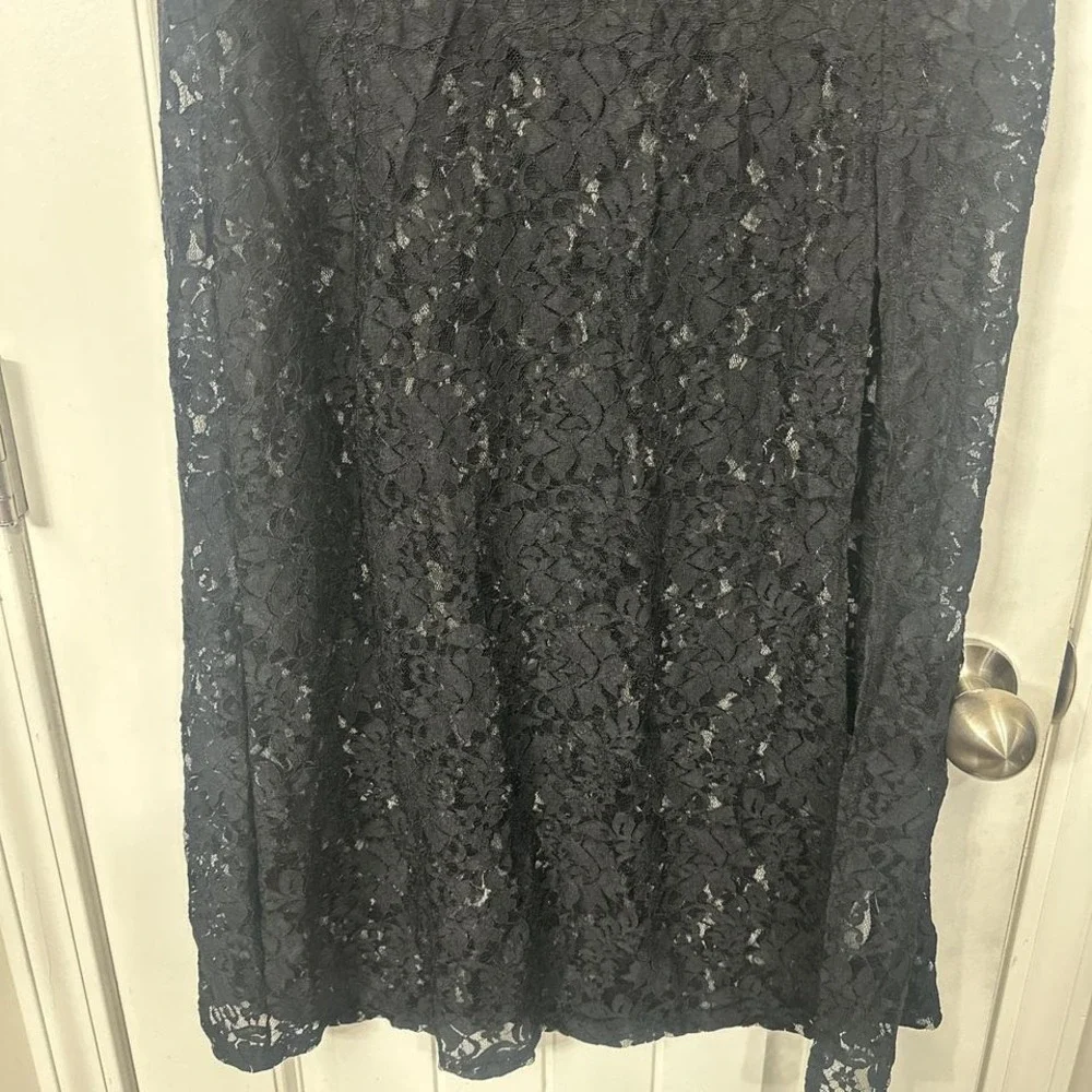 Black‎ floral lace sheer midi skirt with elastic waistband and side slit. S